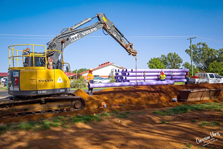Laying pipes for the Parkes recycled water scheme